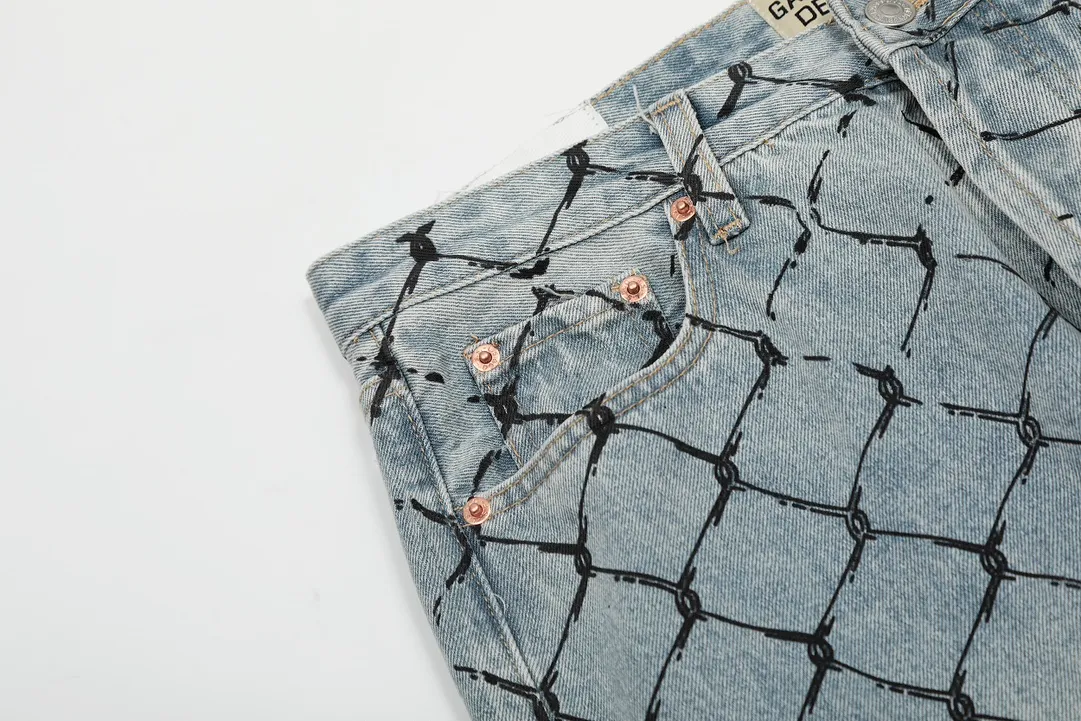 #8114 P240💰 GALLERY DEPT. Barbed wire letter printed denim washed and distressed spliced jeans - Original purchase and pattern making to truly restore the ultimate vintage texture - Original hardware accessories, washed and other elevators, QR code analysis are all purchased from the original factory, high degree of restoration, you are welcome to compare with a certain product~ - Three-dimensional version Loose and comfortable, not picky about the figure, taller and slimmer, factory Seiko, original factory quality control, same style for men and women, can be matched with couples, versatile recommendation Essential jeans for all seasons Color: Blue Size: S-XXL (28-36)